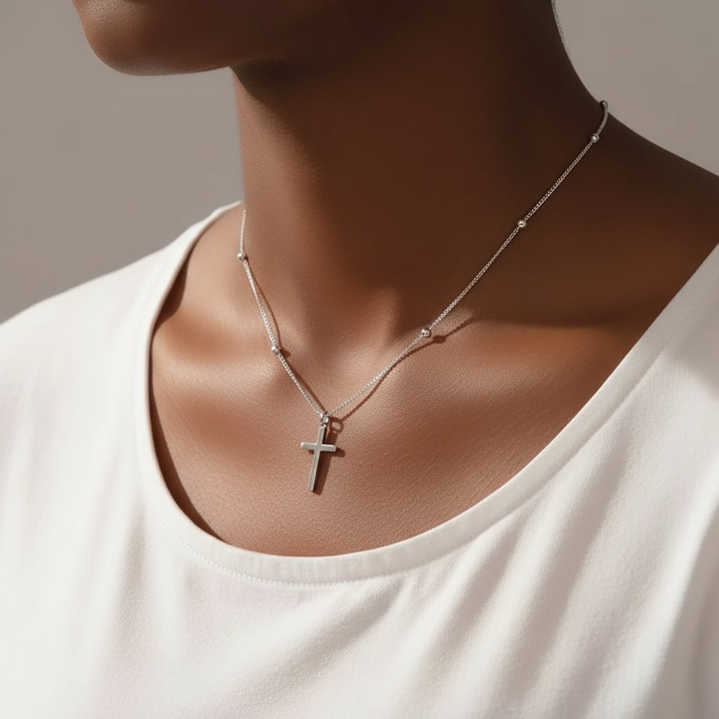 zilverkleurige ketting met balletjes en hanger kruis rvs