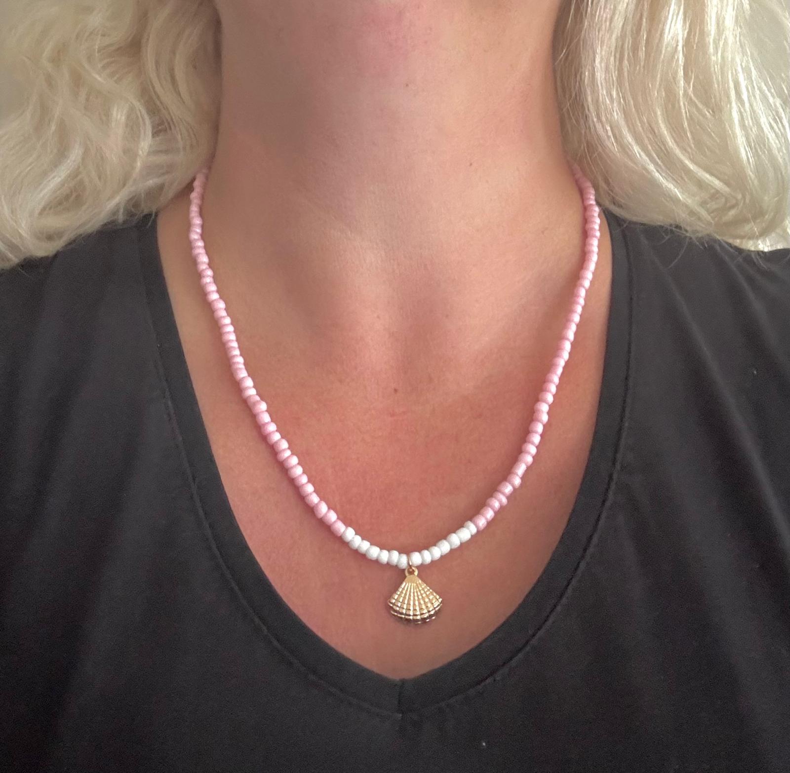 Licht roze ketting met bedeltje (Schepje)