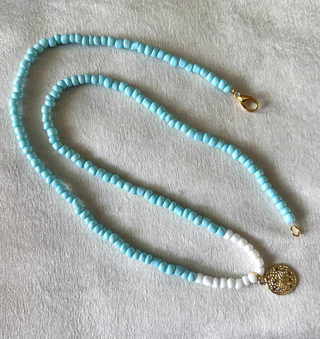 licht blauwe ketting met bedeltje en sluiting goudkleurig
