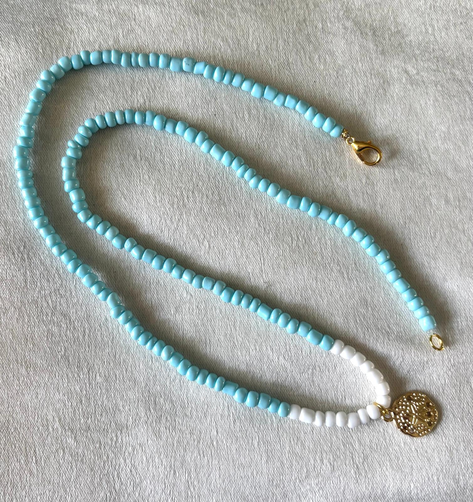 licht blauwe ketting met bedeltje en sluiting goudkleurig