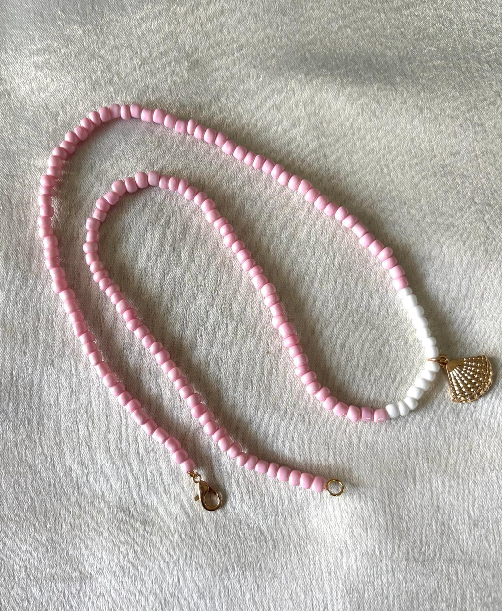 licht roze ketting met schelpje en sluiting goudkleurig rekbaar 