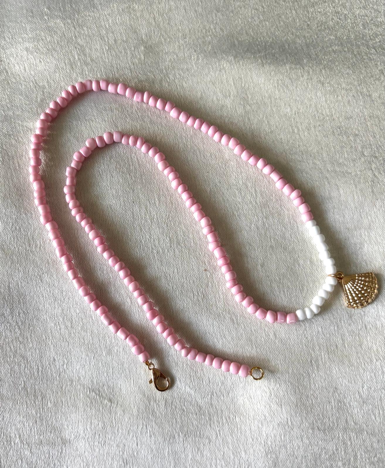 licht roze ketting met schelpje en sluiting goudkleurig rekbaar 