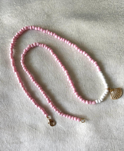 licht roze ketting met schelpje en sluiting goudkleurig rekbaar 