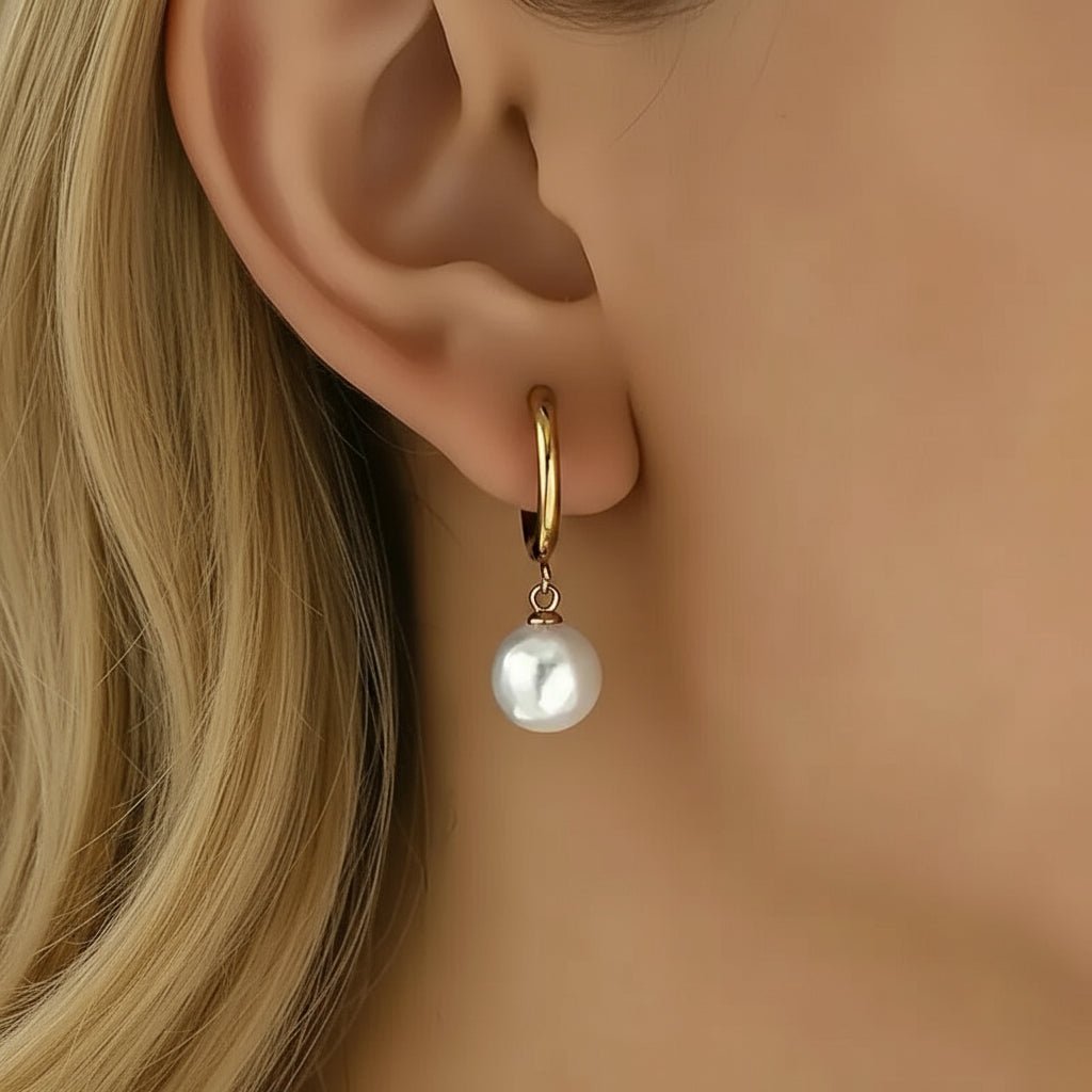 goudkleurige oorbellen met parel hanger 