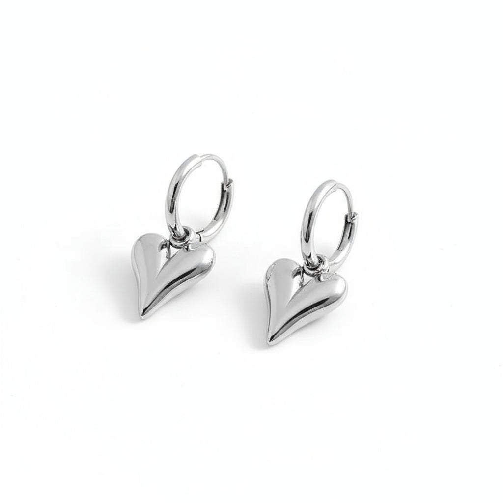 zilverkleurige rvs oorringen met een hanger in hartvorm