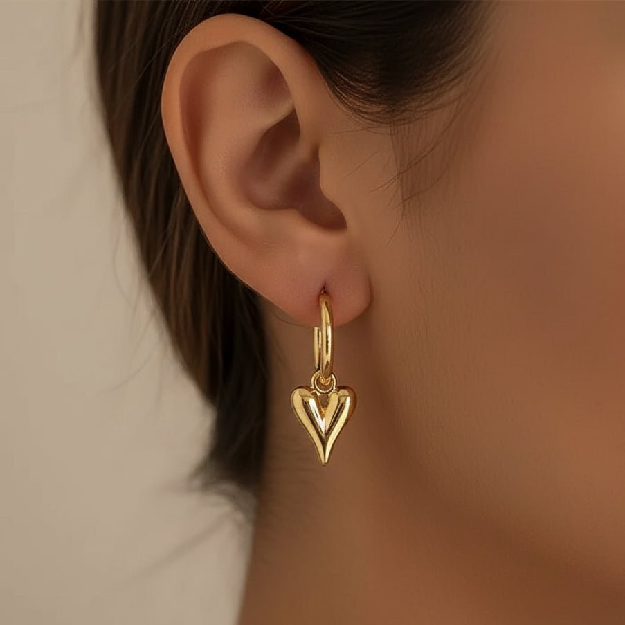 goudkleurige rvs oorringen met hanger in een hartvorm 