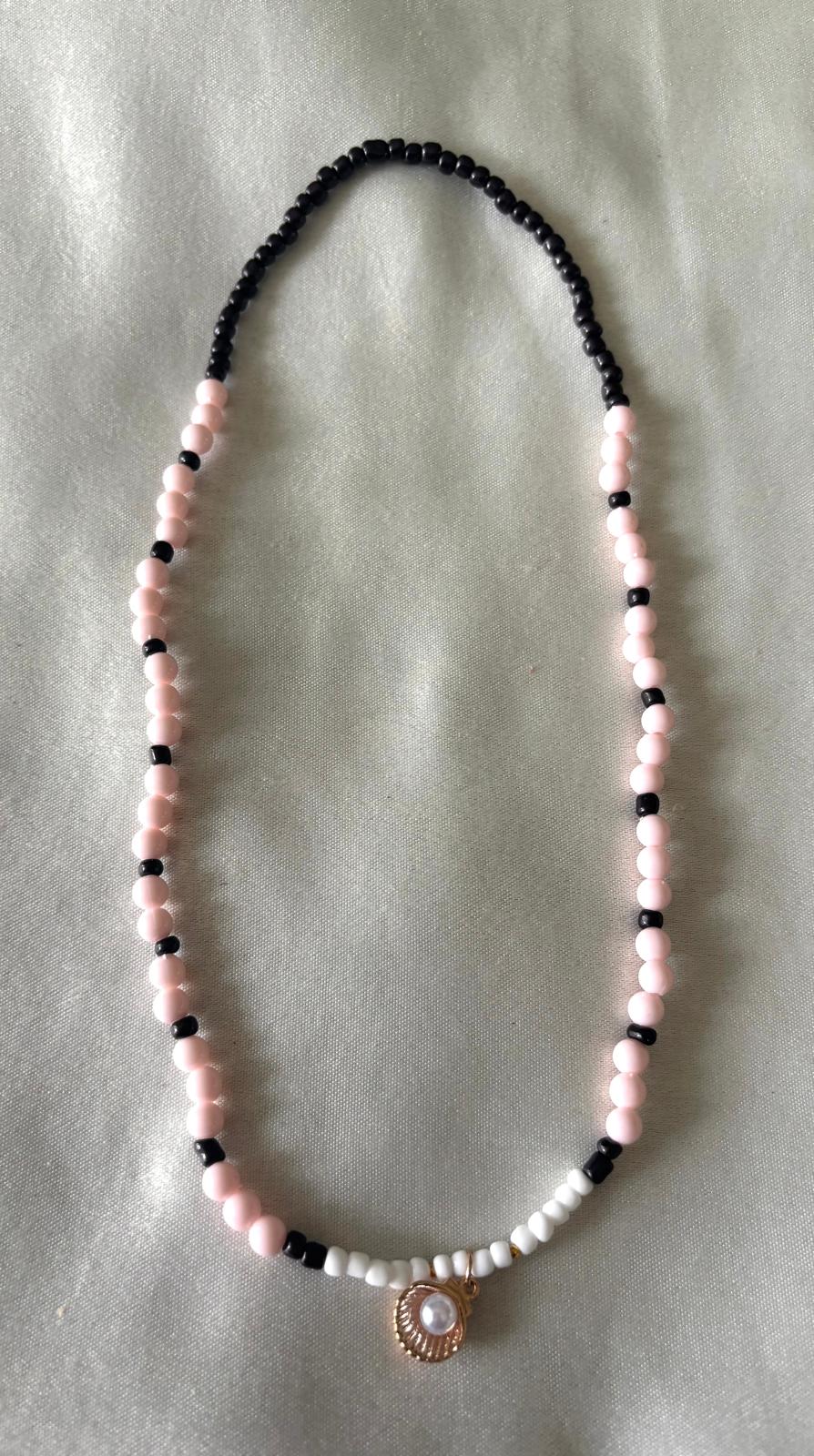 parelschelp ketting met hanger en is rekbaar 