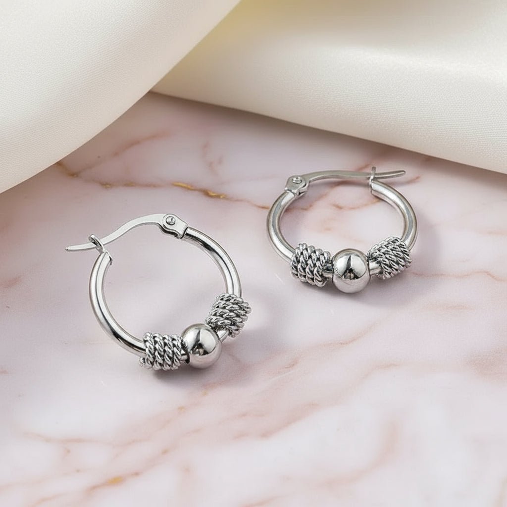 zilverkleurige oorringen met balletje 