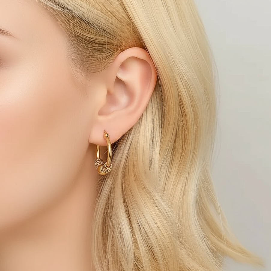 goudkleurige rvs oorringen met balletjes er om heen