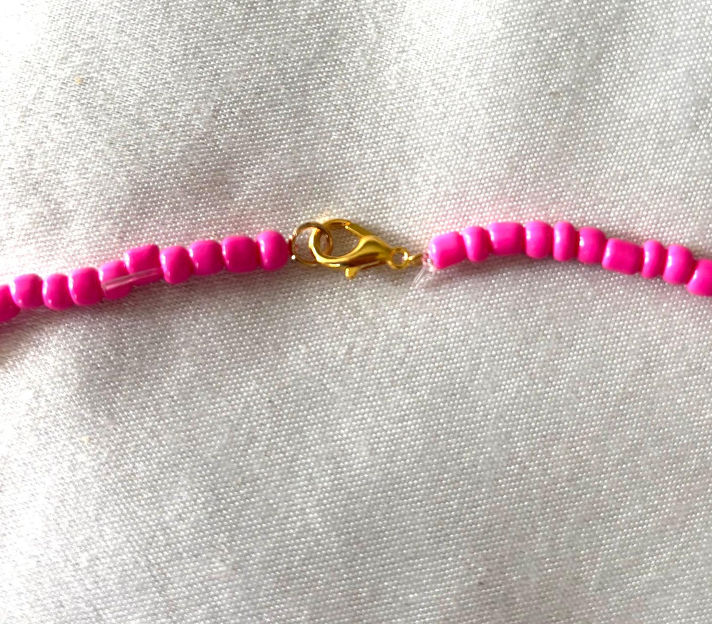 roze ketting met goudkleurige sluiting