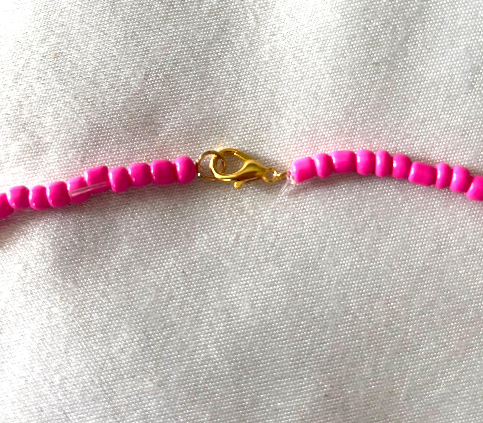 roze ketting met goudkleurige sluiting