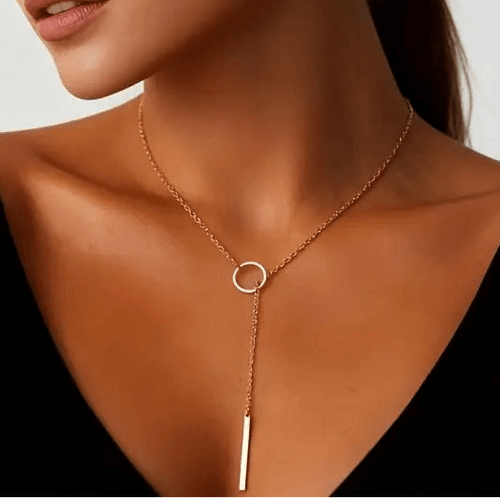 Halsketting kleur goud  rvs  met oog en staaf. de staaf door het oog heen moet