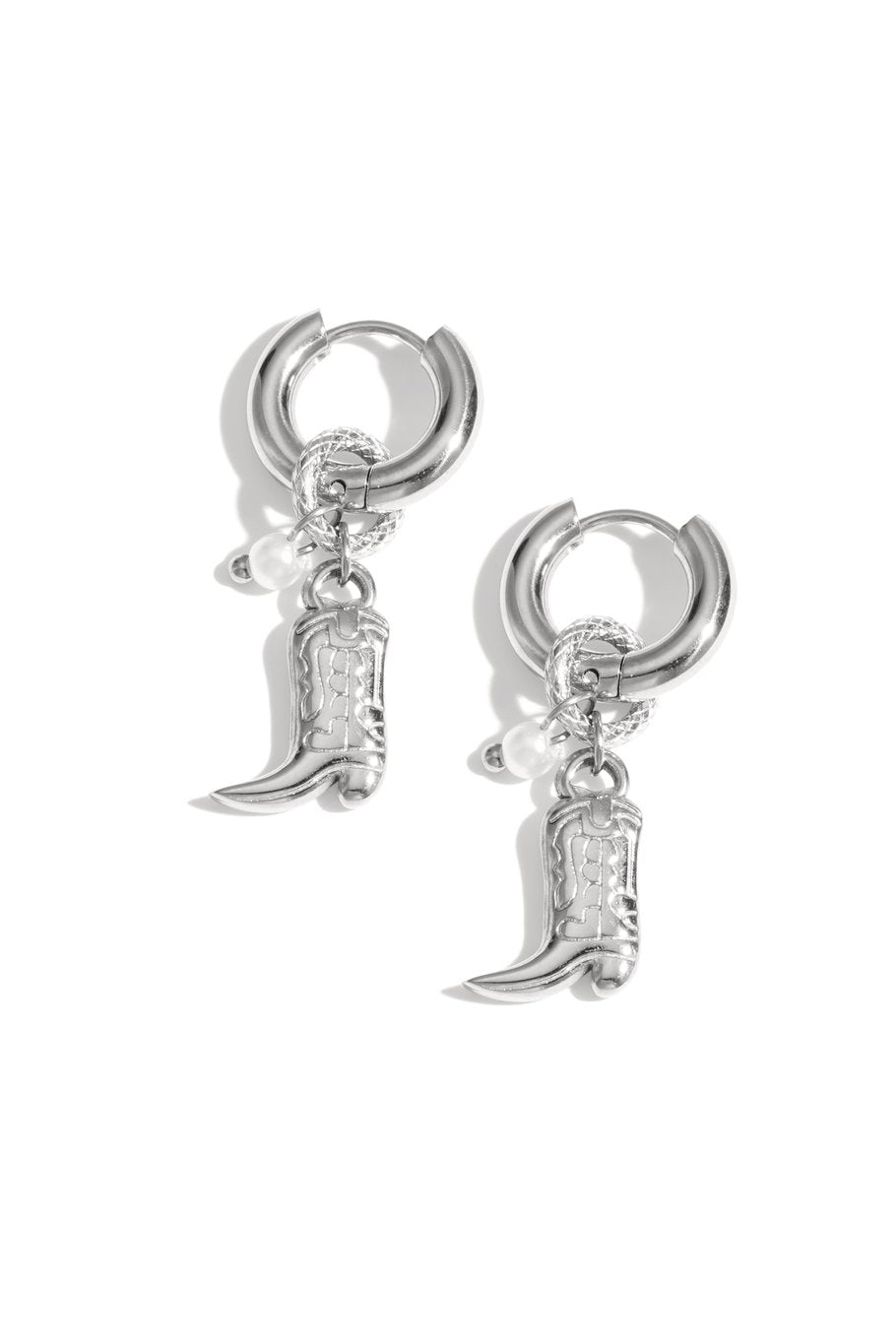 zilverkleurige oorringen met een cowboy laars hanger 