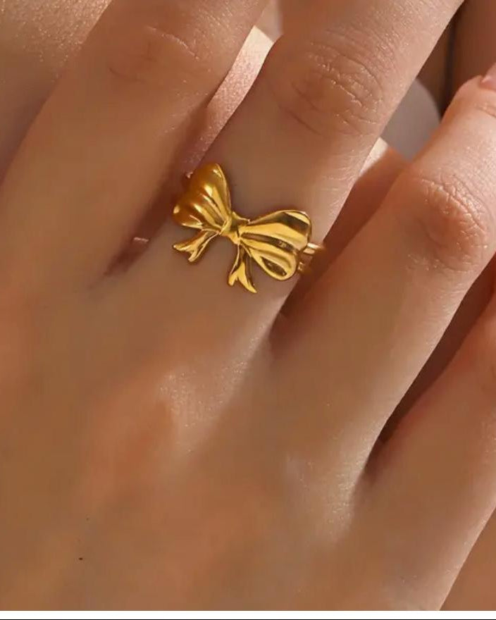 kleine strikjes ring verstelbaar goudkleurig 